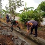 Babinsa Kodim 1404/Pinrang dan Bhabinkamtibmas Bersinergi Bersama Warga Bersihkan Saluran Irigasi di Mattiro Sompe