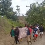 Warga Desa Kaseralau Pinrang Keluhkan Jalan Rusak, Pasien Sakit Terpaksa Diantar Menggunakan Sarung