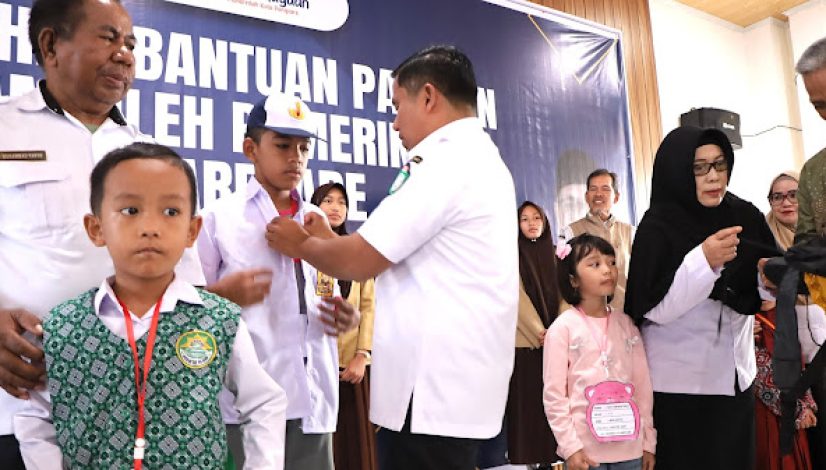 Realisasikan Visi Misinya Saat jadi Calon Wali Kota, Tasming Hamid Serahkan Seragam Gratis untuk Ribuan Siswa SD dan SMP Negeri di Parepare