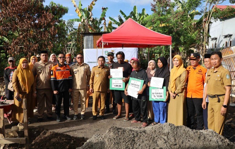 Tasming Hamid Serahkan Bantuan untuk Korban Kebakaran di Lumpue Bacukiki Barat