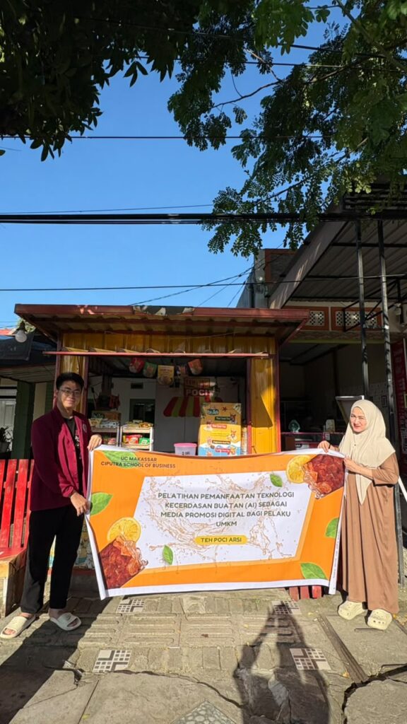 Mahasiswa Universitas Ciputra Makassar Latih UMKM Teh Poci Arsi Manfaatkan AI untuk Promosi Digital