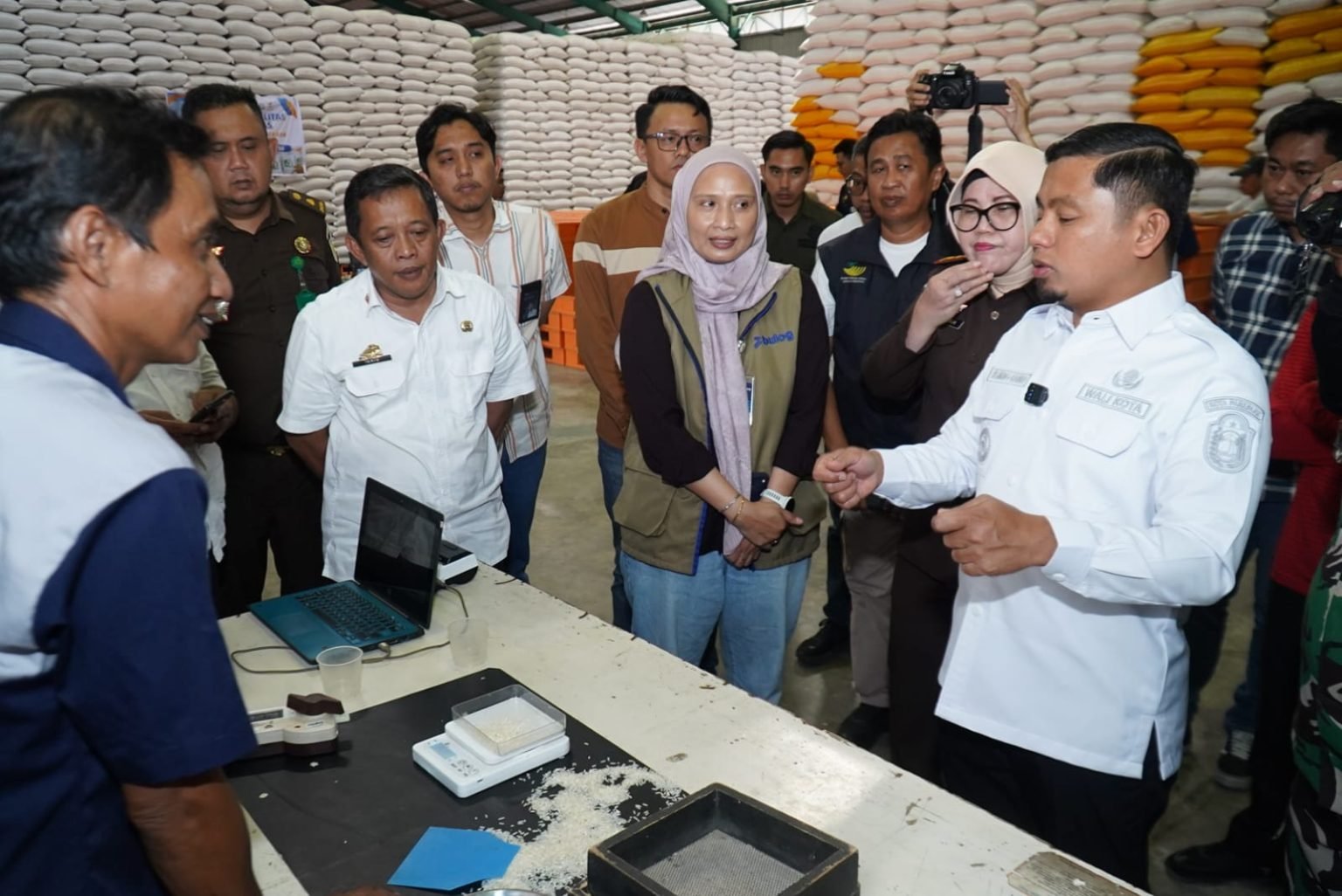Pemkot dan Forkopimda Cek Kualitas Beras Bantuan, Tasming Apresiasi Sinergi Bulog Parepare