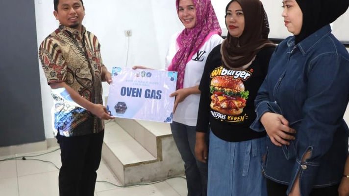 Tasming Hamid Serahkan Bantuan Peralatan UMKM, Tekankan Kejujuran dan Kerja Keras